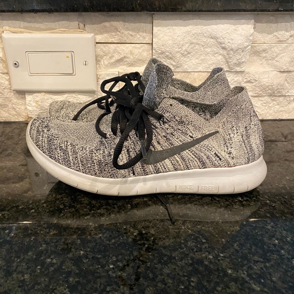 Nike Shoes - Nike Running Shoes - like new